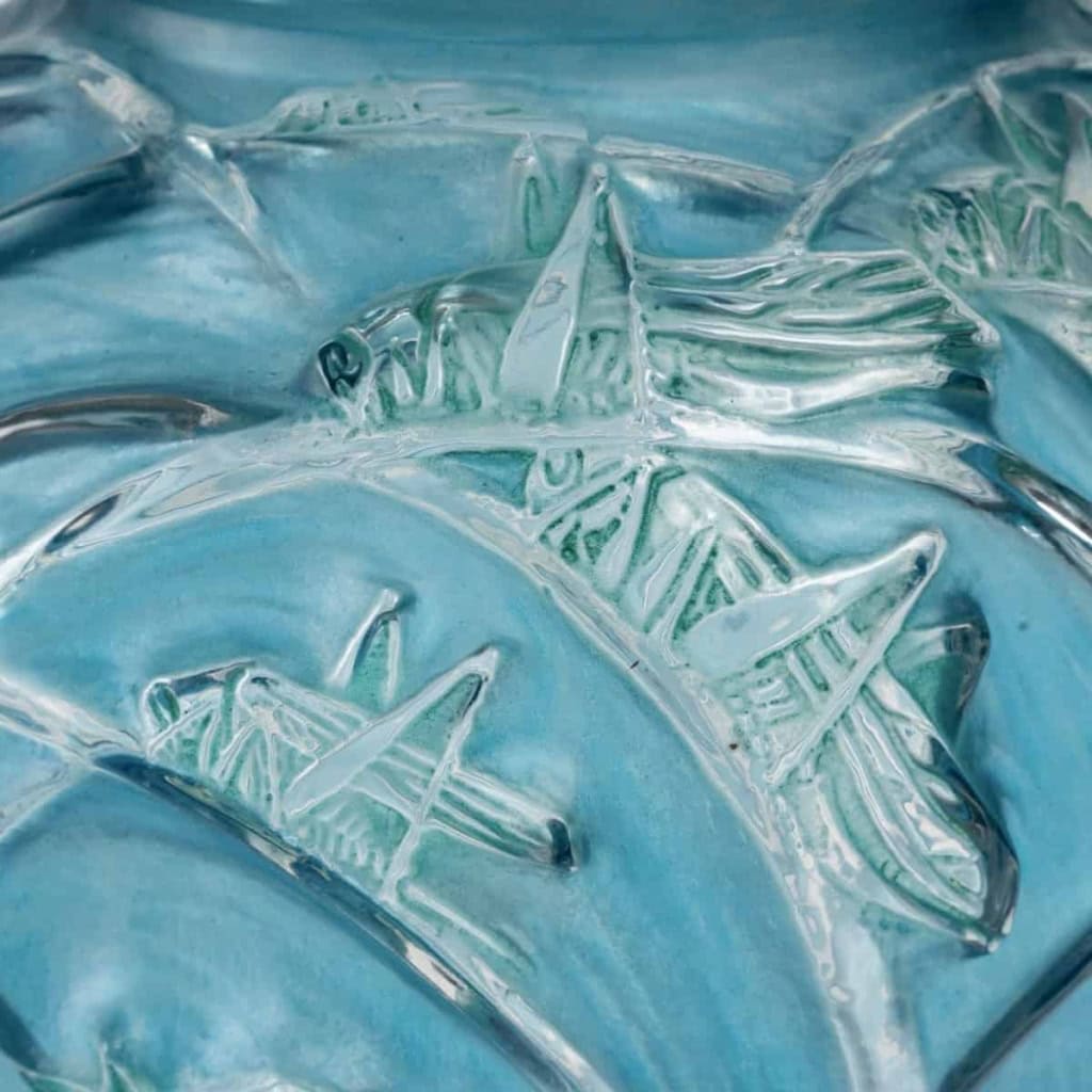 Vase « Sauterelles » verre blanc patiné bleu et vert de René LALIQUE | Biron Vase "Sauterelles" verre blanc patiné bleu et vert de René LALIQUE