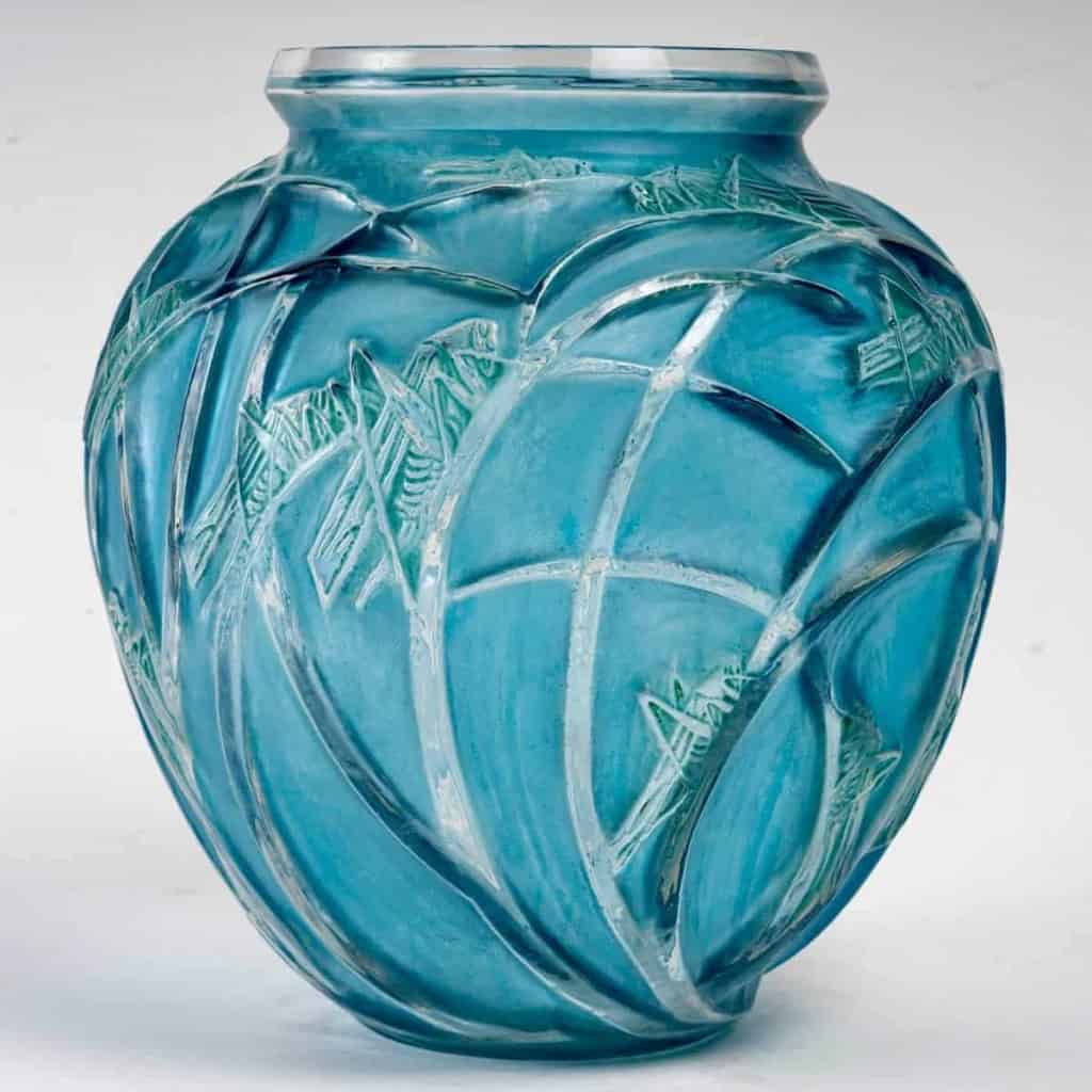 Vase « Sauterelles » verre blanc patiné bleu et vert de René LALIQUE | Biron Vase "Sauterelles" verre blanc patiné bleu et vert de René LALIQUE