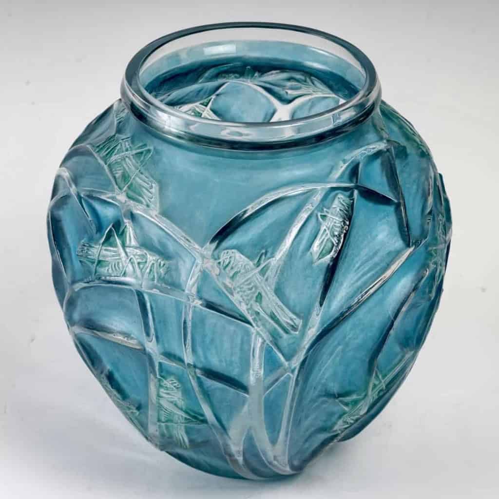 Vase « Sauterelles » verre blanc patiné bleu et vert de René LALIQUE | Biron Vase "Sauterelles" verre blanc patiné bleu et vert de René LALIQUE