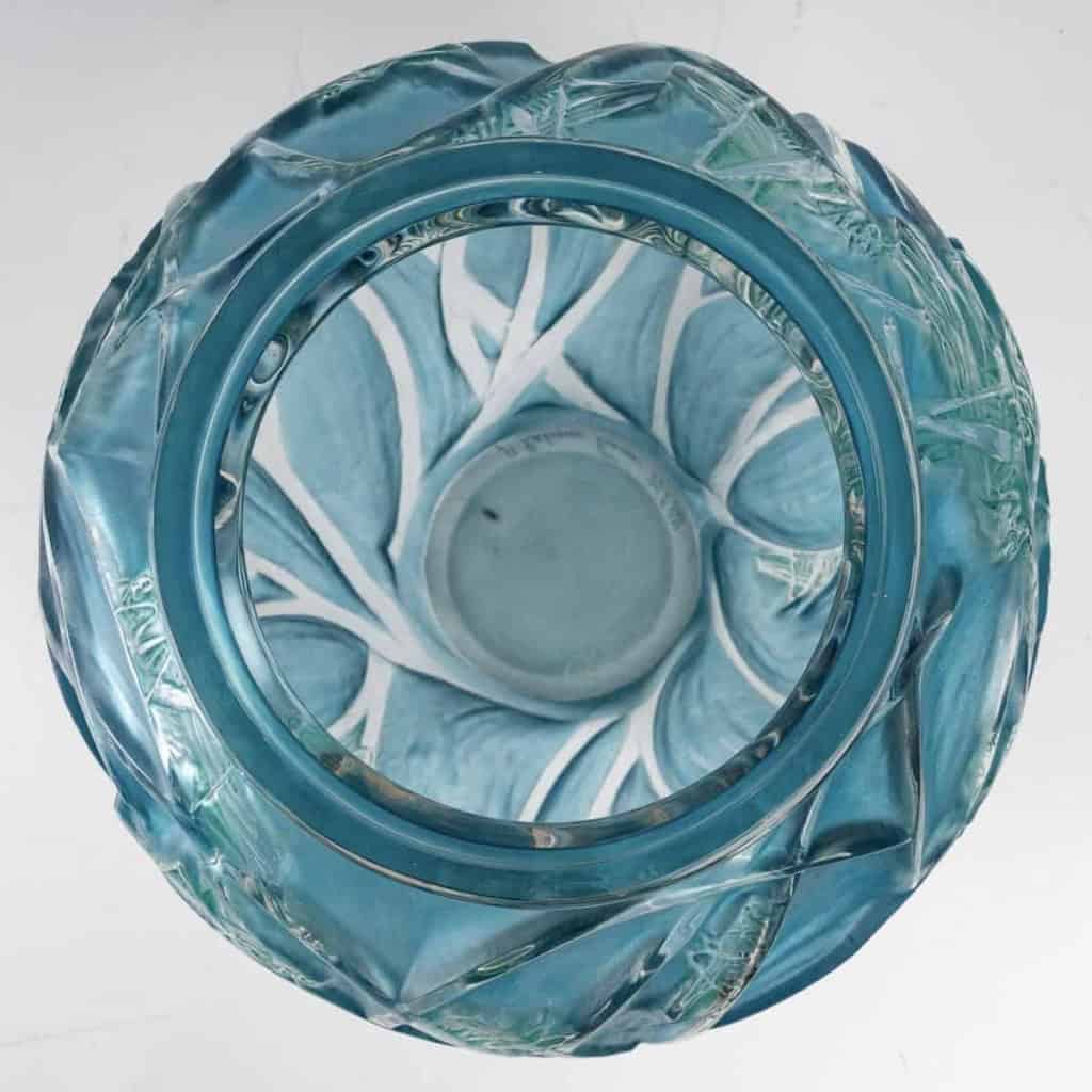 Vase « Sauterelles » verre blanc patiné bleu et vert de René LALIQUE | Biron Vase "Sauterelles" verre blanc patiné bleu et vert de René LALIQUE