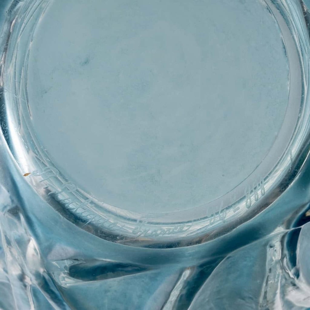 Vase « Sauterelles » verre blanc patiné bleu et vert de René LALIQUE | Biron Vase "Sauterelles" verre blanc patiné bleu et vert de René LALIQUE