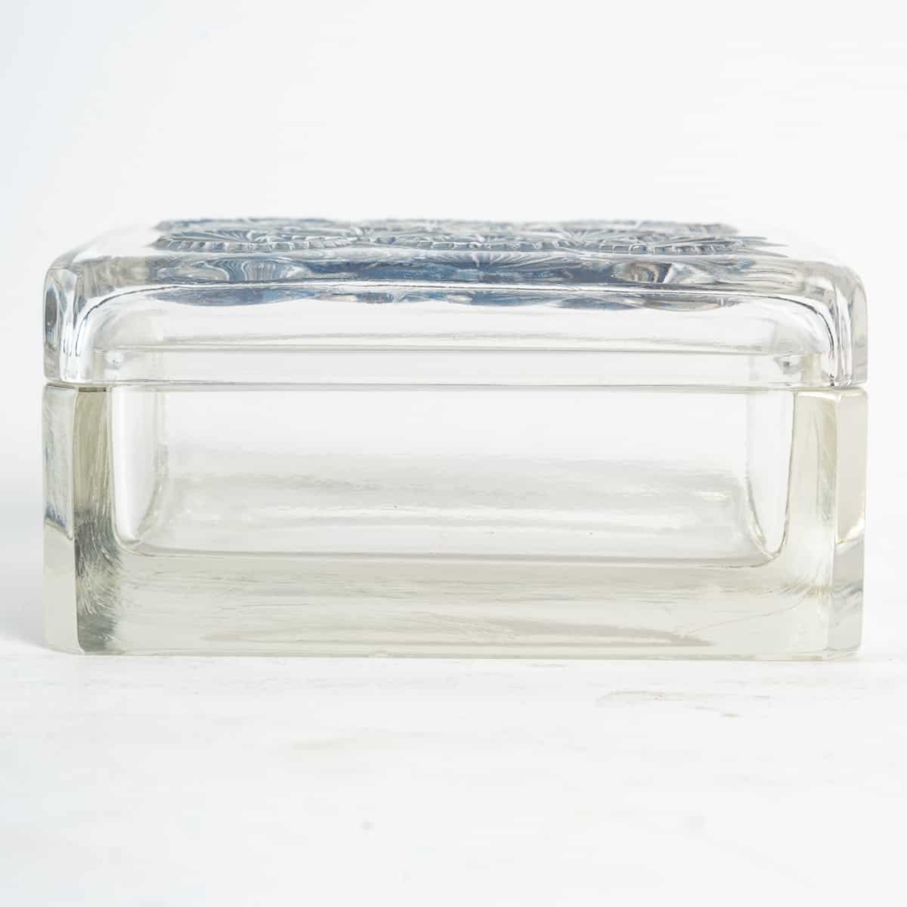 Boite « Bluets » verre blanc patiné bleu de René LALIQUE | Biron Boite "Bluets" verre blanc patiné bleu de René LALIQUE