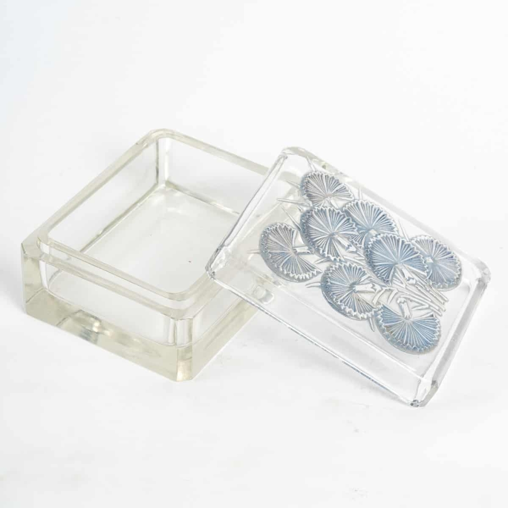 Boite « Bluets » verre blanc patiné bleu de René LALIQUE | Biron Boite "Bluets" verre blanc patiné bleu de René LALIQUE