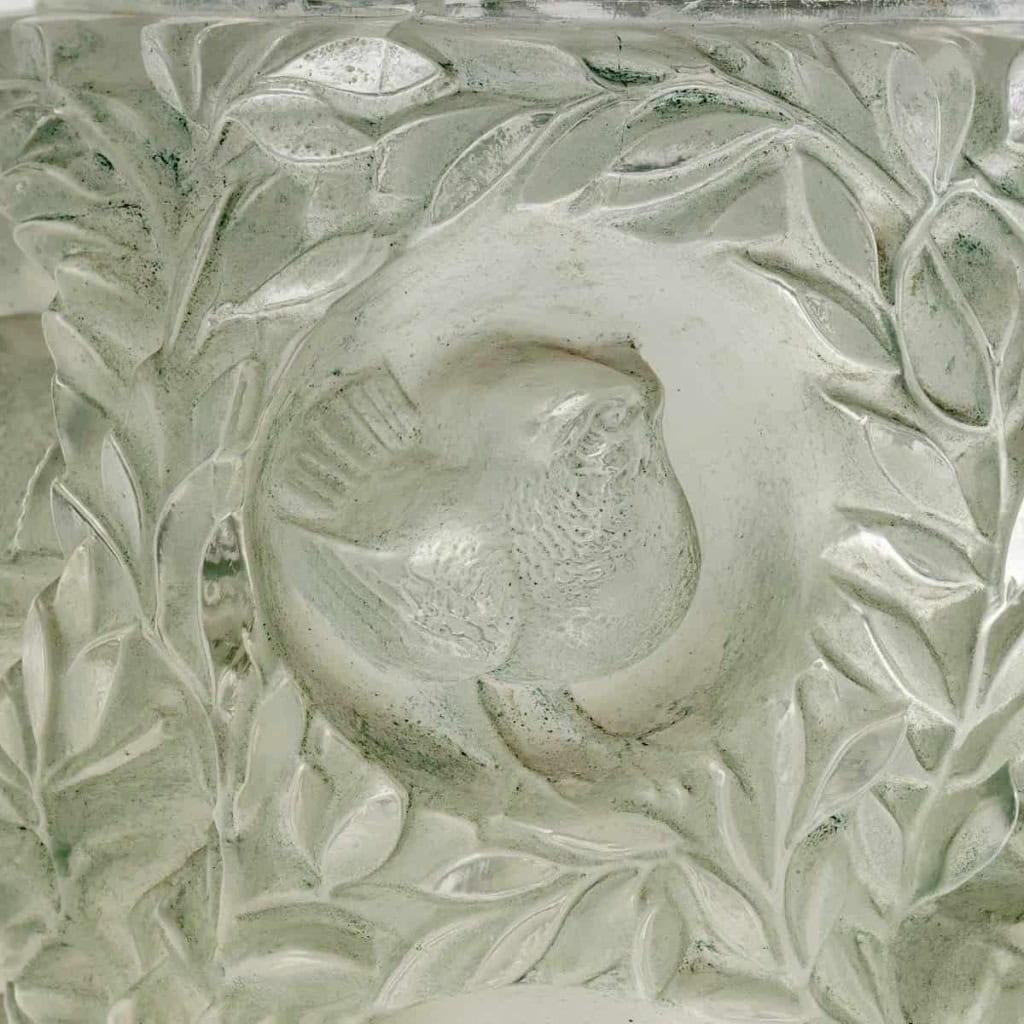 Vase « Bagatelle » verre blanc patiné vert de René LALIQUE | Biron Vase "Bagatelle" verre blanc patiné vert de René LALIQUE