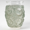 Vase « Bagatelle » verre blanc patiné vert de René LALIQUE | Biron Vase "Bagatelle" verre blanc patiné vert de René LALIQUE