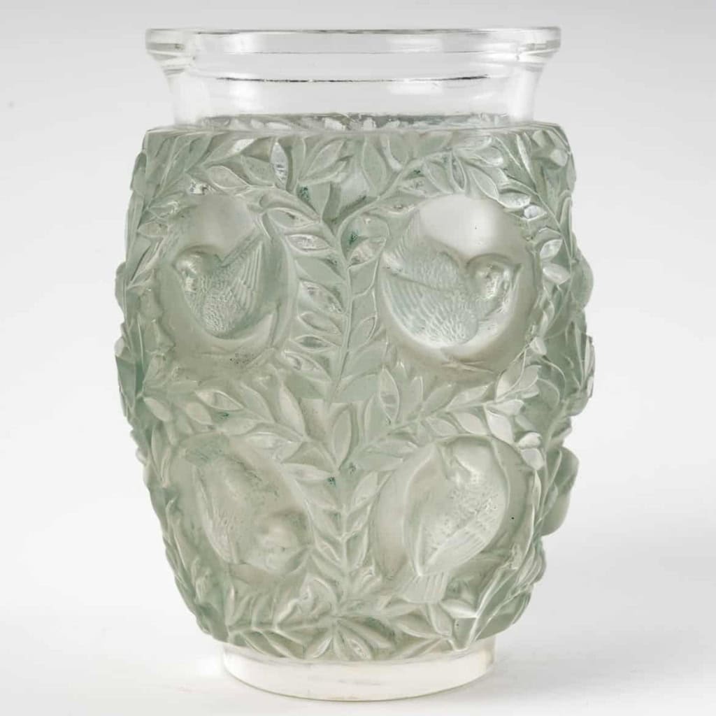 Vase « Bagatelle » verre blanc patiné vert de René LALIQUE | Biron Vase "Bagatelle" verre blanc patiné vert de René LALIQUE