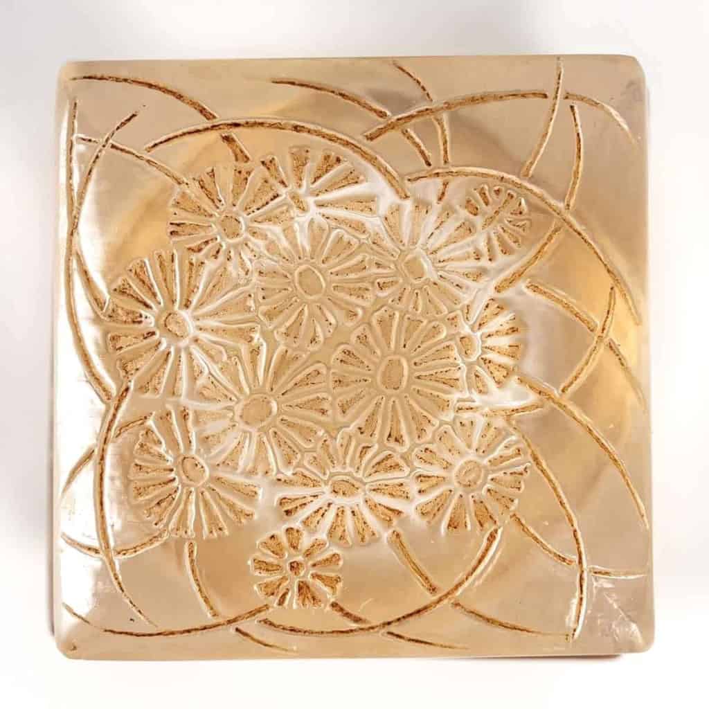Flacon « Ambre » verre blanc patiné sépia de René LALIQUE | Biron Flacon "Ambre" verre blanc patiné sépia de René LALIQUE