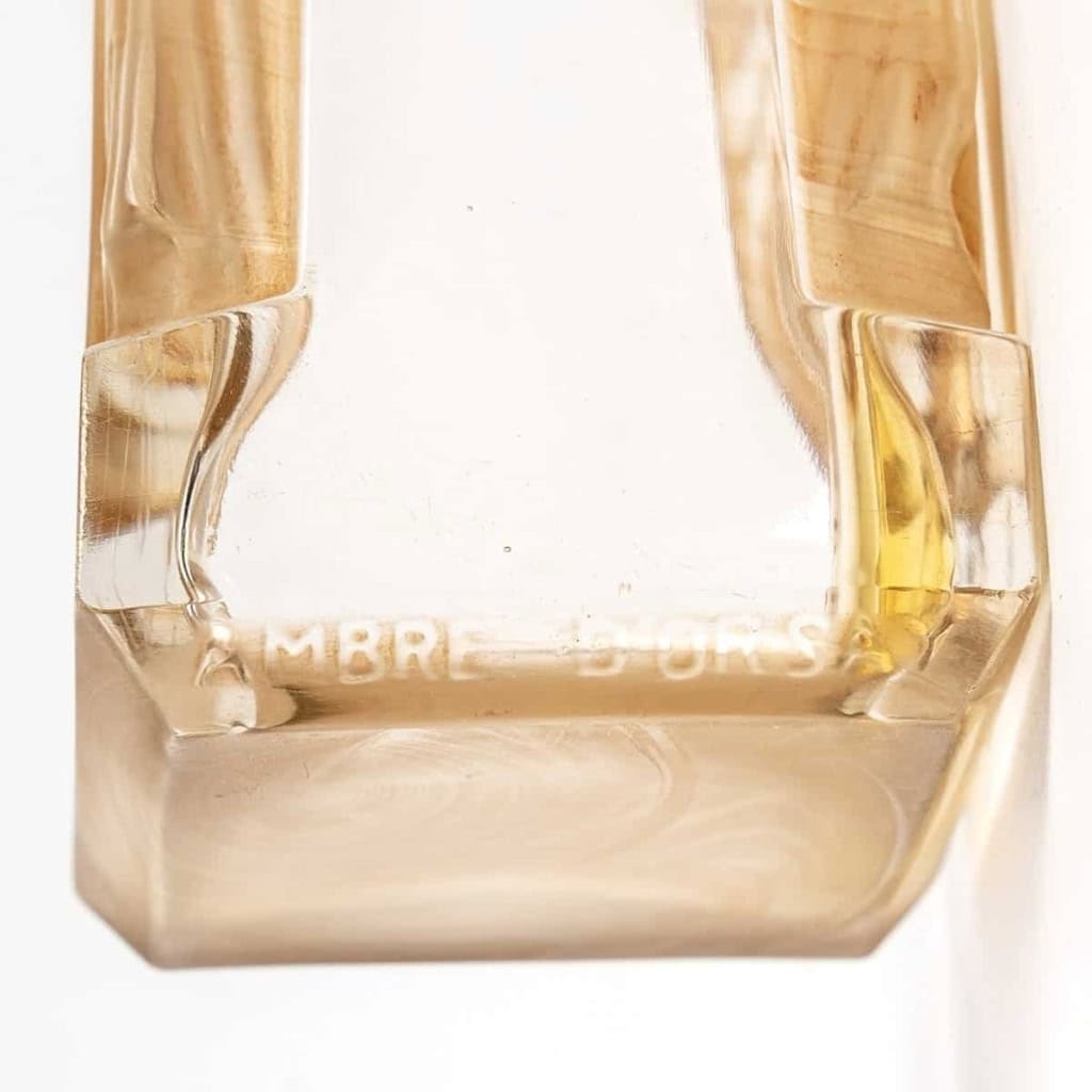 Flacon « Ambre » verre blanc patiné sépia de René LALIQUE | Biron Flacon "Ambre" verre blanc patiné sépia de René LALIQUE
