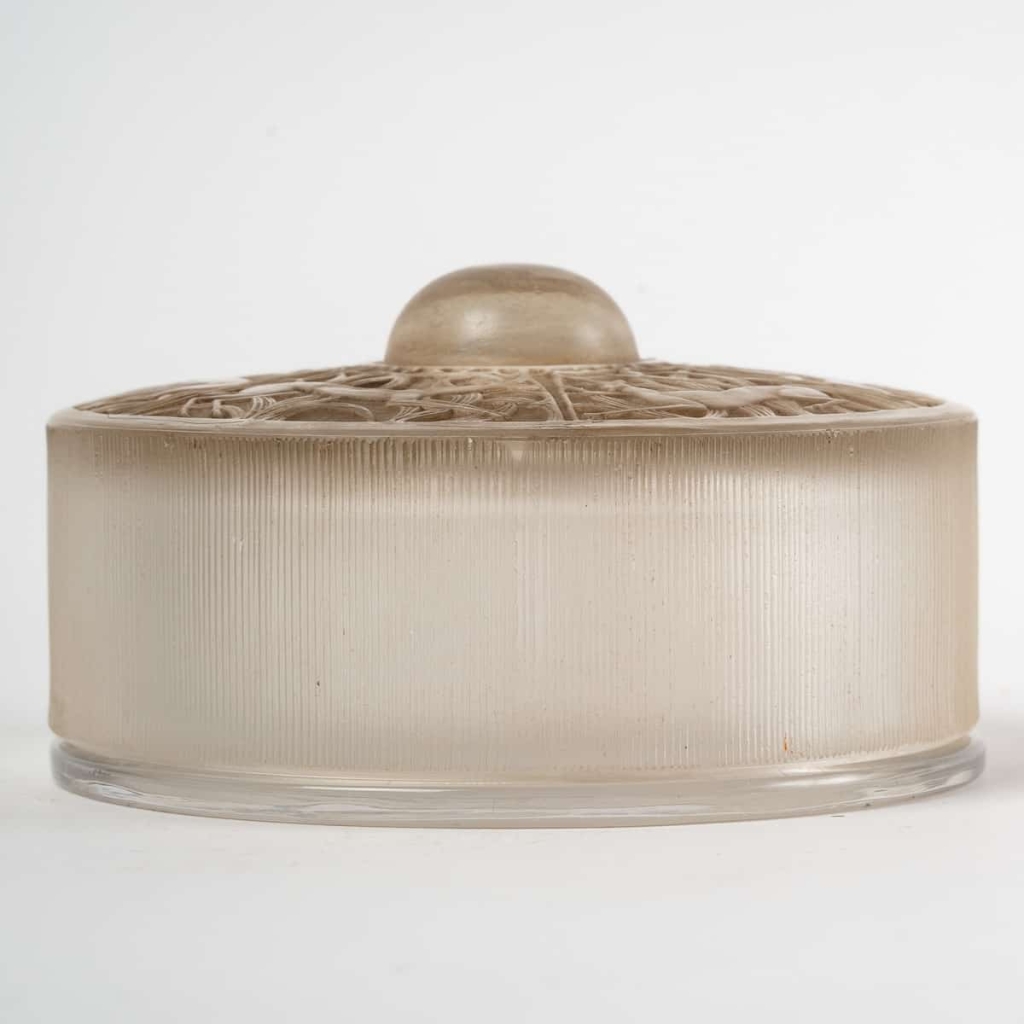 Boite « Chantilly » verre blanc patiné sépia de René LALIQUE | Biron Boite "Chantilly" verre blanc patiné sépia de René LALIQUE
