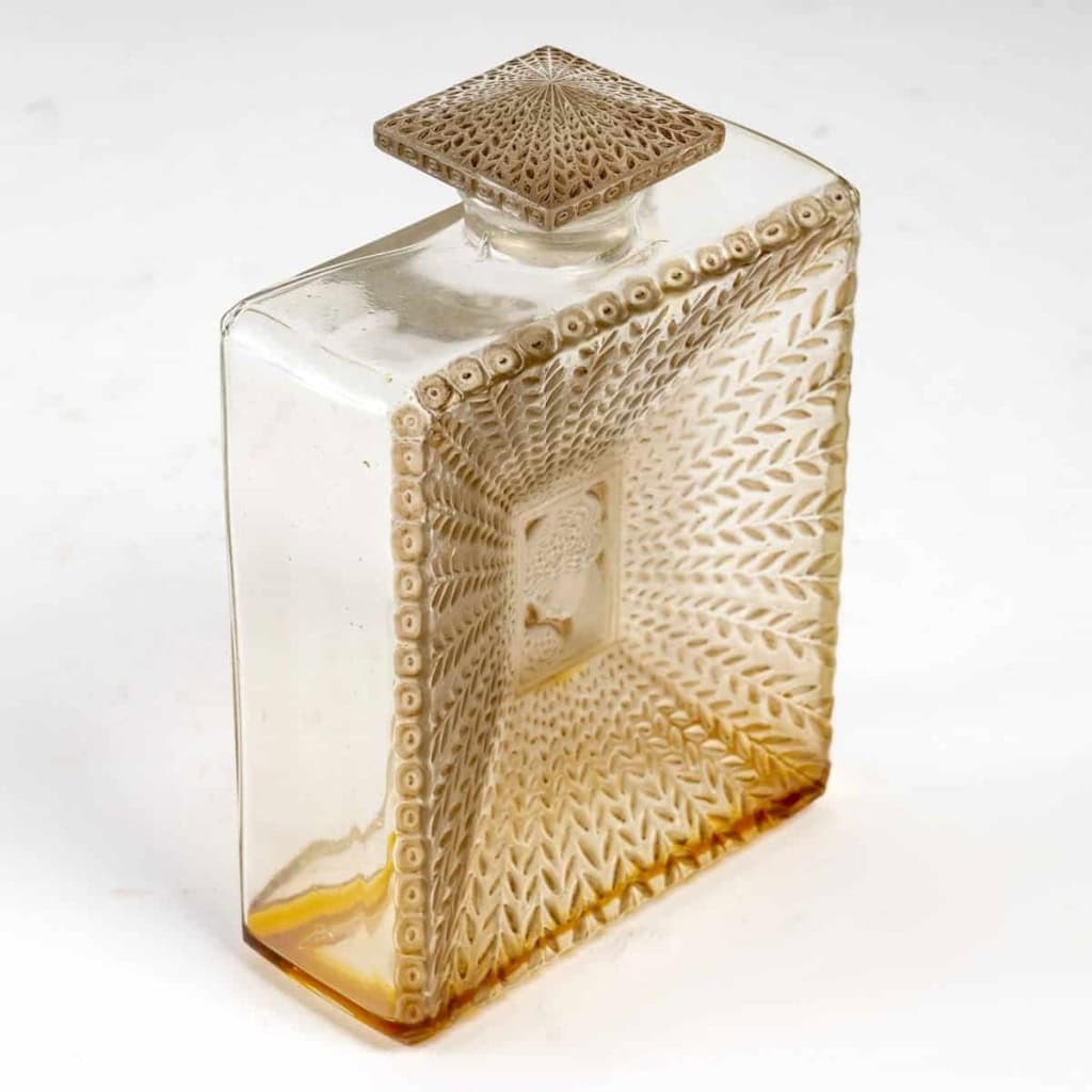 Flacon « La Belle Saison » verre blanc patiné sépia de René LALIQUE pour Houbigant | Biron Flacon "La Belle Saison" verre blanc patiné sépia de René LALIQUE pour Houbigant