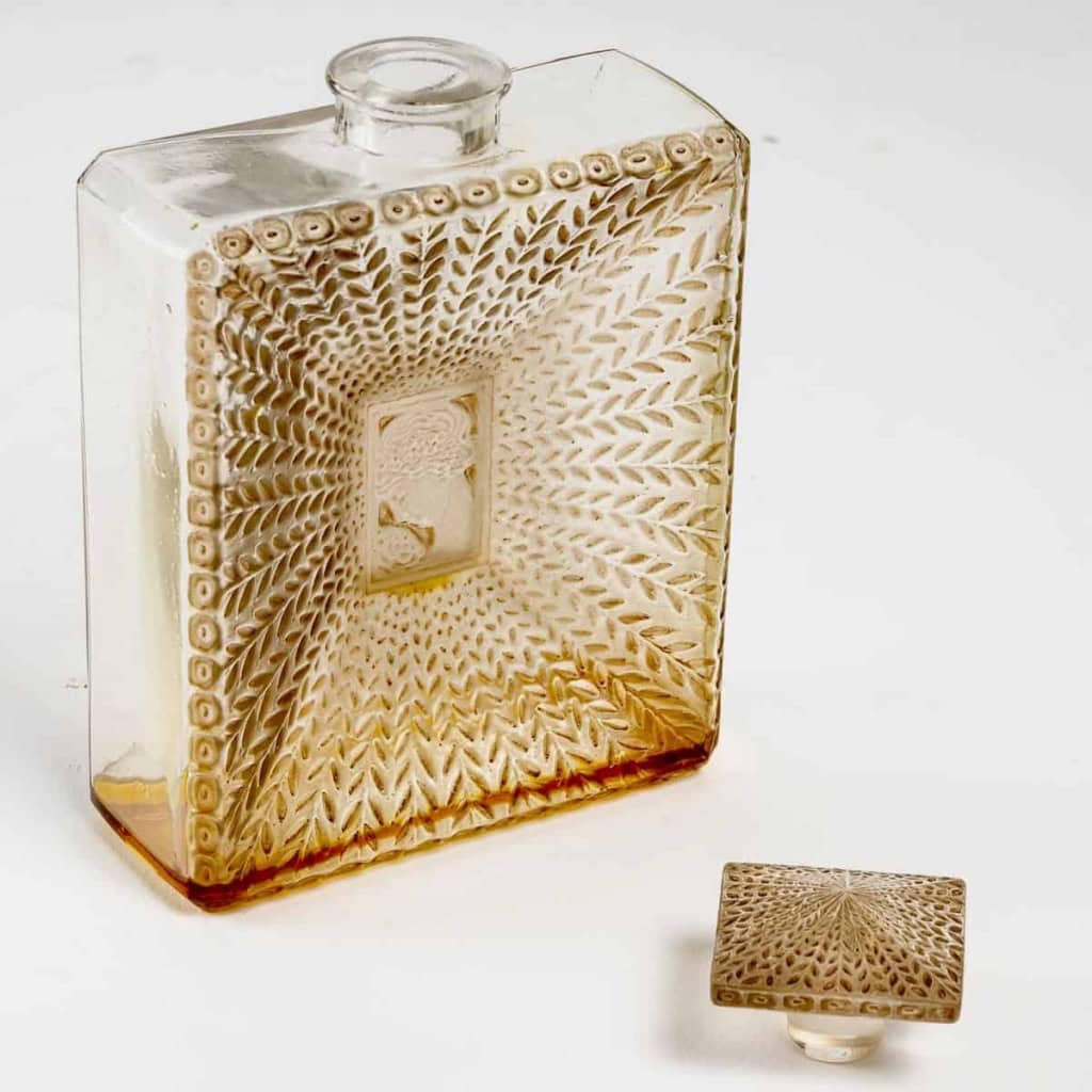 Flacon « La Belle Saison » verre blanc patiné sépia de René LALIQUE pour Houbigant | Biron Flacon "La Belle Saison" verre blanc patiné sépia de René LALIQUE pour Houbigant