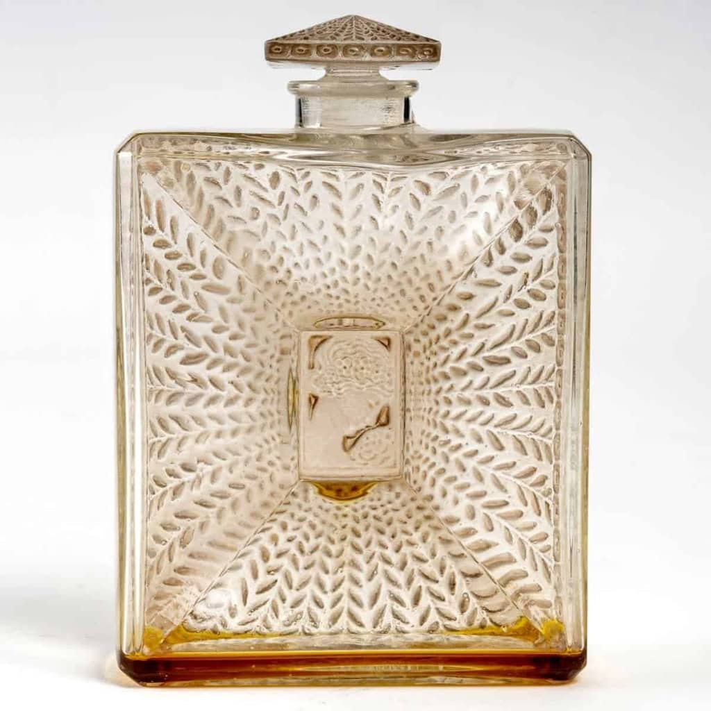 Flacon « La Belle Saison » verre blanc patiné sépia de René LALIQUE pour Houbigant | Biron Flacon "La Belle Saison" verre blanc patiné sépia de René LALIQUE pour Houbigant