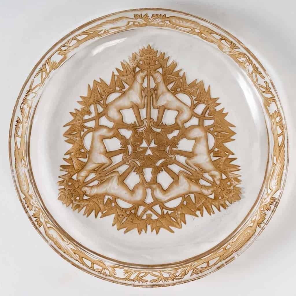 Suite d'Assiettes "Chiens Chasse" verre blanc patiné sépia de René LALIQUE - 4 pièces