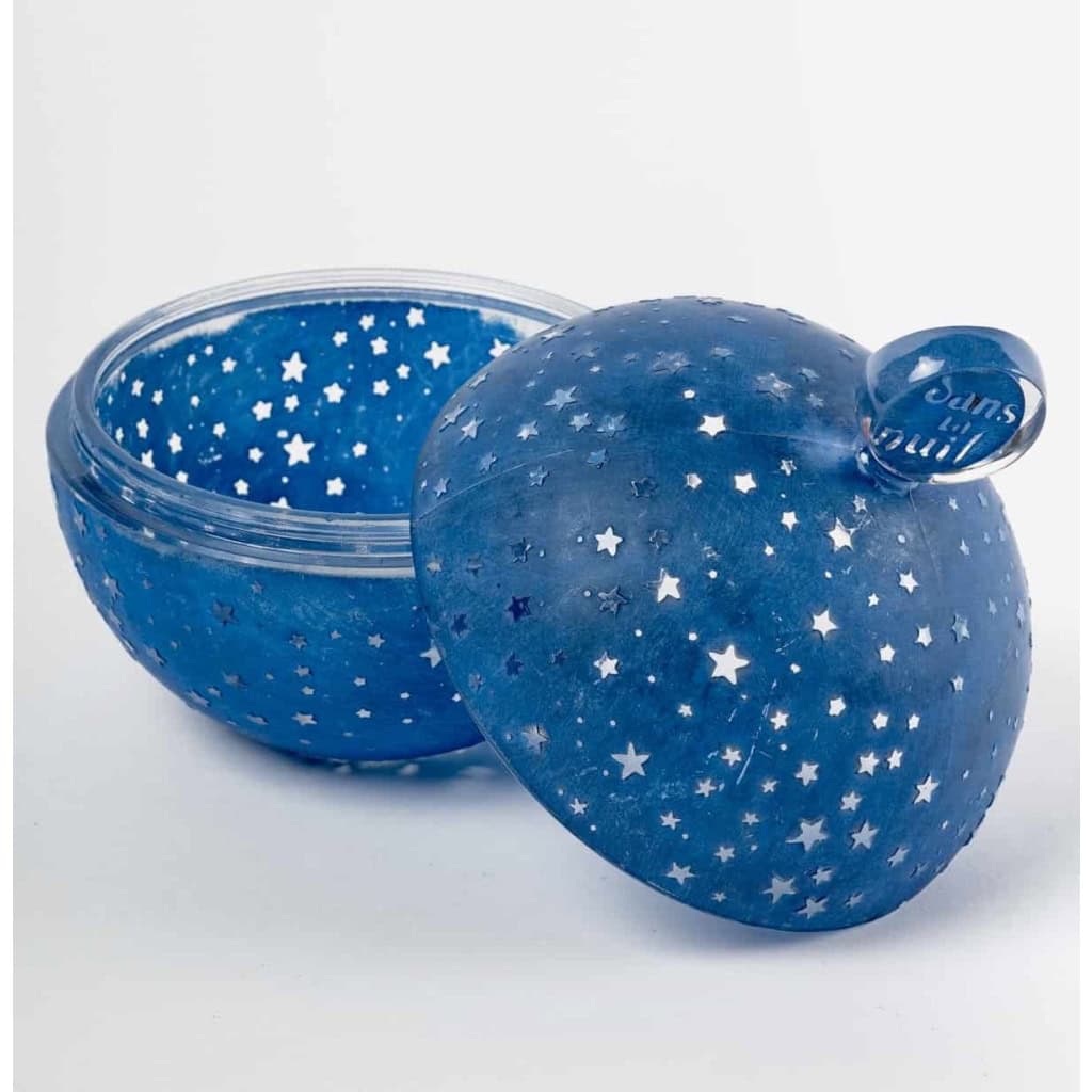 Boite « Dans la Nuit » verre blanc patiné bleu à chaud de René LALIQUE pour Worth | Biron Boite "Dans la Nuit" verre blanc patiné bleu à chaud de René LALIQUE pour Worth