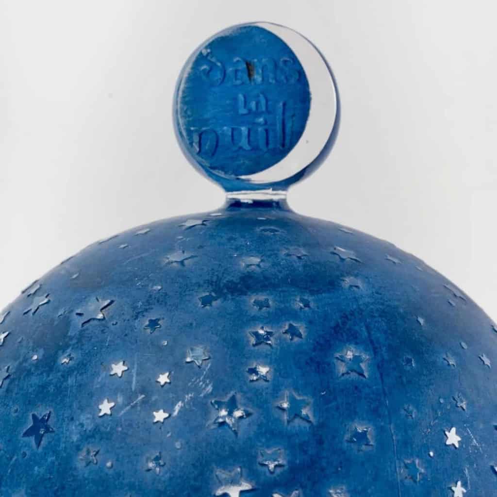 Boite « Dans la Nuit » verre blanc patiné bleu à chaud de René LALIQUE pour Worth | Biron Boite "Dans la Nuit" verre blanc patiné bleu à chaud de René LALIQUE pour Worth