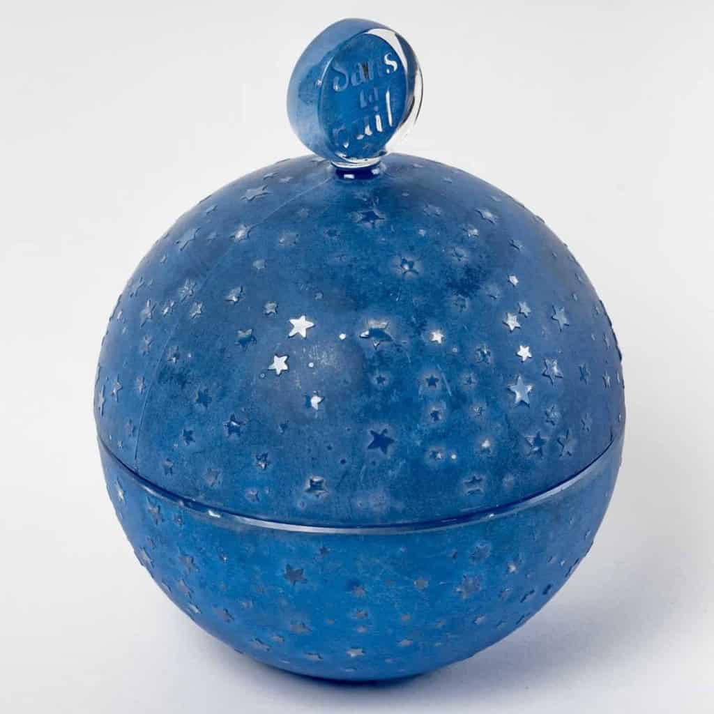 Boite « Dans la Nuit » verre blanc patiné bleu à chaud de René LALIQUE pour Worth | Biron Boite "Dans la Nuit" verre blanc patiné bleu à chaud de René LALIQUE pour Worth