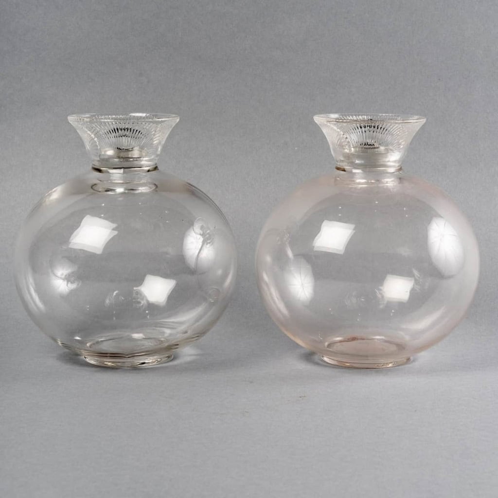 Paire de Carafes « Coquelicot » verre blanc émaillé noir de René LALIQUE – 2 pièces | Biron Paire de Carafes "Coquelicot" verre blanc émaillé noir de René LALIQUE - 2 pièces