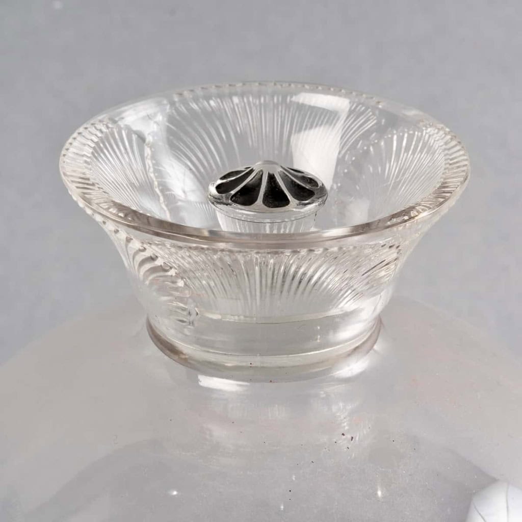 Paire de Carafes « Coquelicot » verre blanc émaillé noir de René LALIQUE – 2 pièces | Biron Paire de Carafes "Coquelicot" verre blanc émaillé noir de René LALIQUE - 2 pièces