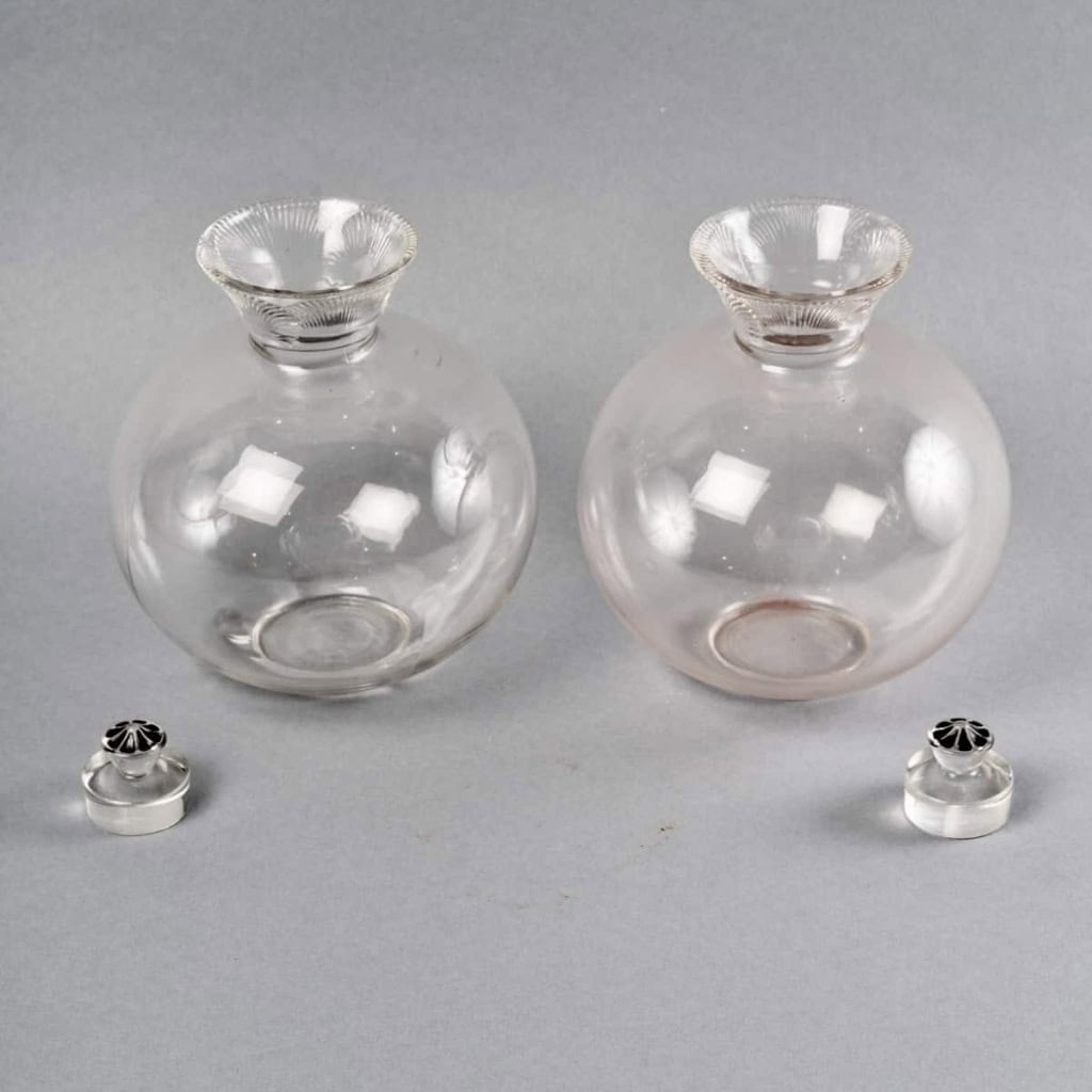 Paire de Carafes « Coquelicot » verre blanc émaillé noir de René LALIQUE – 2 pièces | Biron Paire de Carafes "Coquelicot" verre blanc émaillé noir de René LALIQUE - 2 pièces