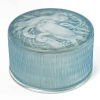 Boite « Deux Pigeons » verre blanc patiné bleu de René LALIQUE | Biron Boite "Deux Pigeons" verre blanc patiné bleu de René LALIQUE