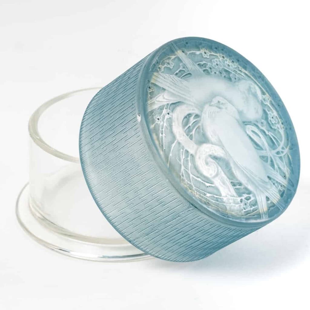 Boite « Deux Pigeons » verre blanc patiné bleu de René LALIQUE | Biron Boite "Deux Pigeons" verre blanc patiné bleu de René LALIQUE
