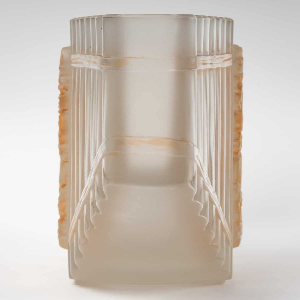 Vase « Pan » verre blanc patiné sépia de René LALIQUE | Biron Vase "Pan" verre blanc patiné sépia de René LALIQUE