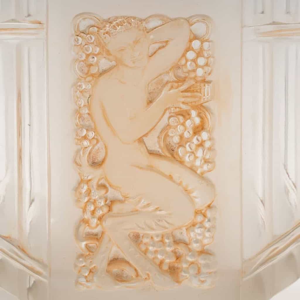 Vase « Pan » verre blanc patiné sépia de René LALIQUE | Biron Vase "Pan" verre blanc patiné sépia de René LALIQUE