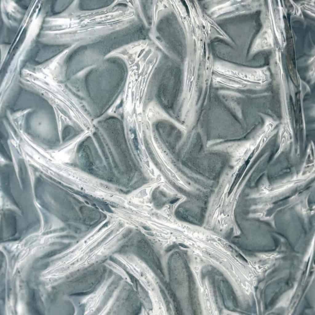 Vase « Ronces » verre blanc patiné bleu de René LALIQUE | Biron Vase "Ronces" verre blanc patiné bleu de René LALIQUE