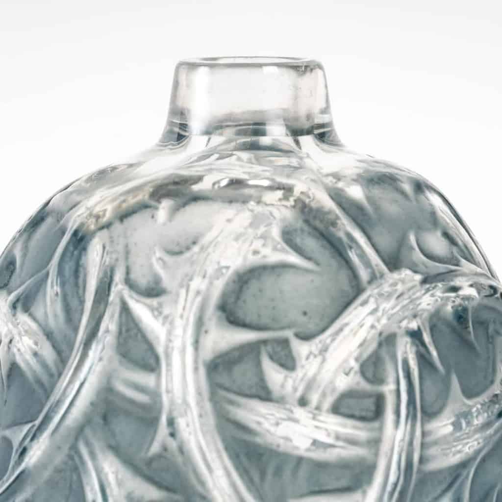 Vase « Ronces » verre blanc patiné bleu de René LALIQUE | Biron Vase "Ronces" verre blanc patiné bleu de René LALIQUE