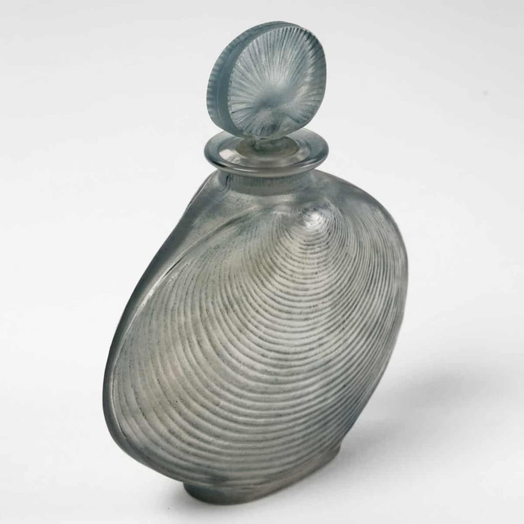 Flacon « Telline » verre blanc patiné bleu de René LALIQUE | Biron Flacon "Telline" verre blanc patiné bleu de René LALIQUE