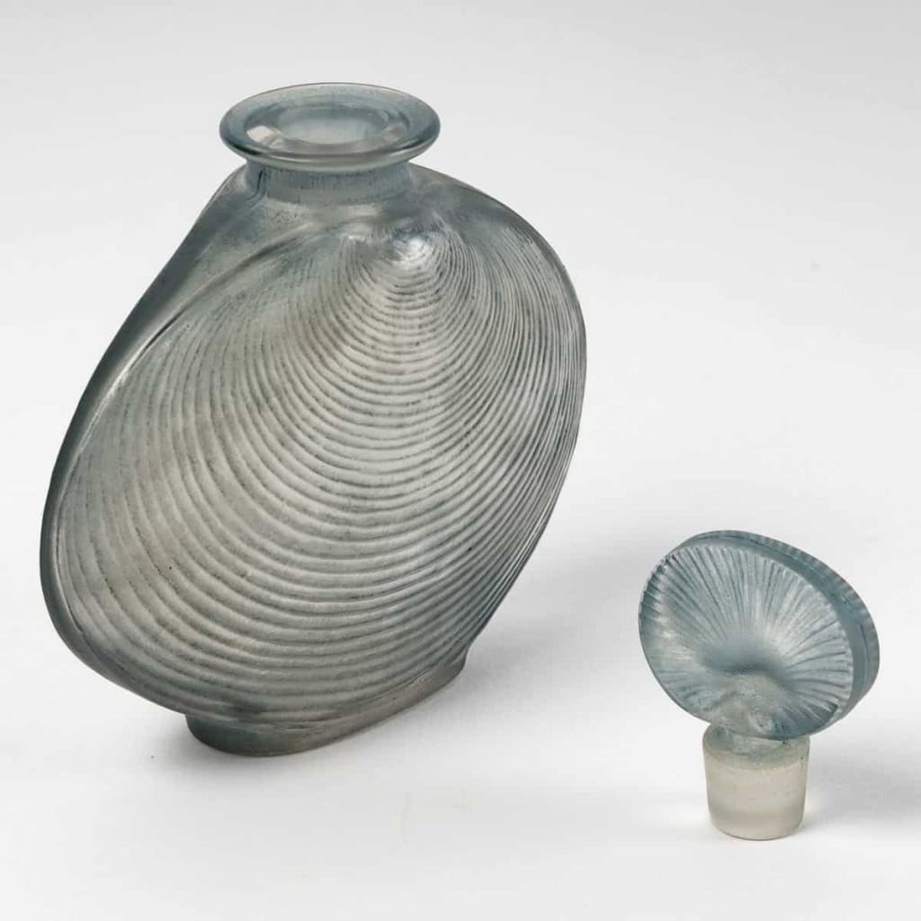 Flacon « Telline » verre blanc patiné bleu de René LALIQUE | Biron Flacon "Telline" verre blanc patiné bleu de René LALIQUE