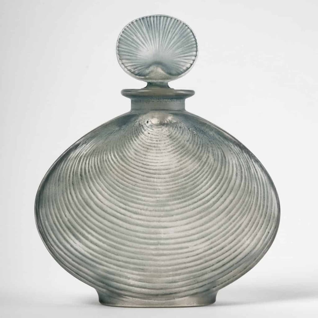 Flacon « Telline » verre blanc patiné bleu de René LALIQUE | Biron Flacon "Telline" verre blanc patiné bleu de René LALIQUE