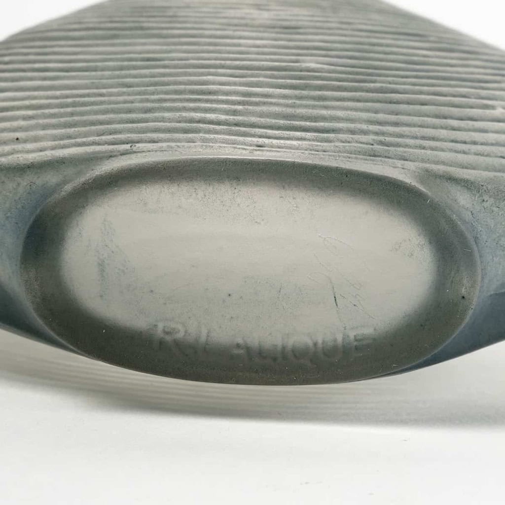 Flacon « Telline » verre blanc patiné bleu de René LALIQUE | Biron Flacon "Telline" verre blanc patiné bleu de René LALIQUE