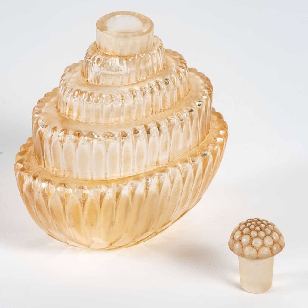 Flacon « Ambroise » verre blanc patiné sépia de René LALIQUE | Biron Flacon "Ambroise" verre blanc patiné sépia de René LALIQUE