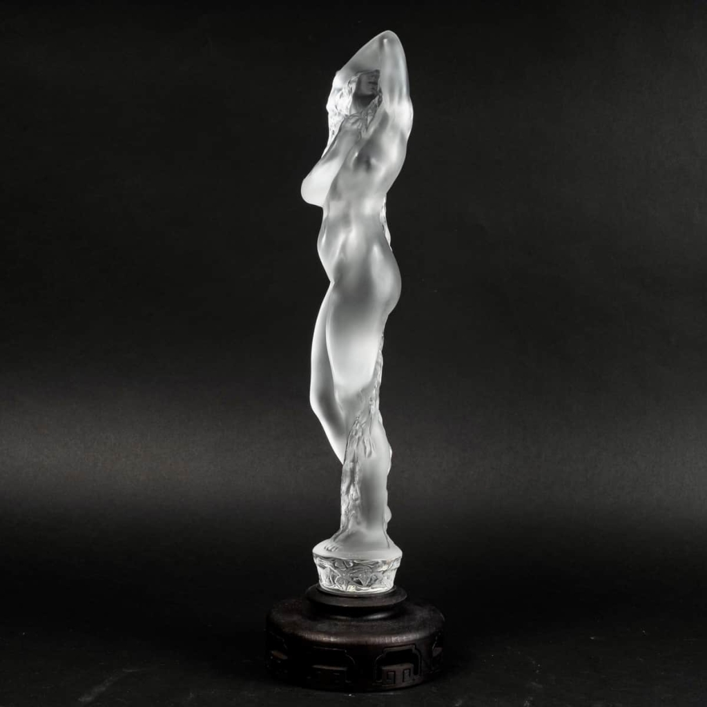 Statuette « Grande Nue Lierre » cristal blanc de LALIQUE FRANCE d’après un modèle de René LALIQUE | Biron |||||||||