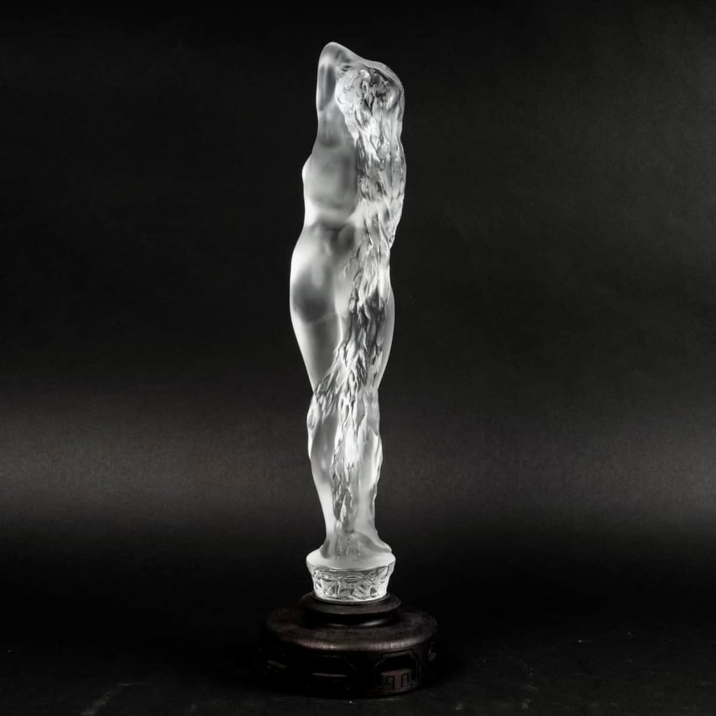 Statuette « Grande Nue Lierre » cristal blanc de LALIQUE FRANCE d’après un modèle de René LALIQUE | Biron Statuette "Grande Nue Lierre" cristal blanc de LALIQUE FRANCE d'après un modèle de René LALIQUE