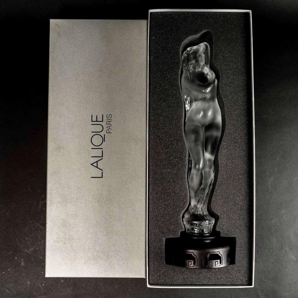 Statuette « Grande Nue Lierre » cristal blanc de LALIQUE FRANCE d’après un modèle de René LALIQUE | Biron Statuette "Grande Nue Lierre" cristal blanc de LALIQUE FRANCE d'après un modèle de René LALIQUE