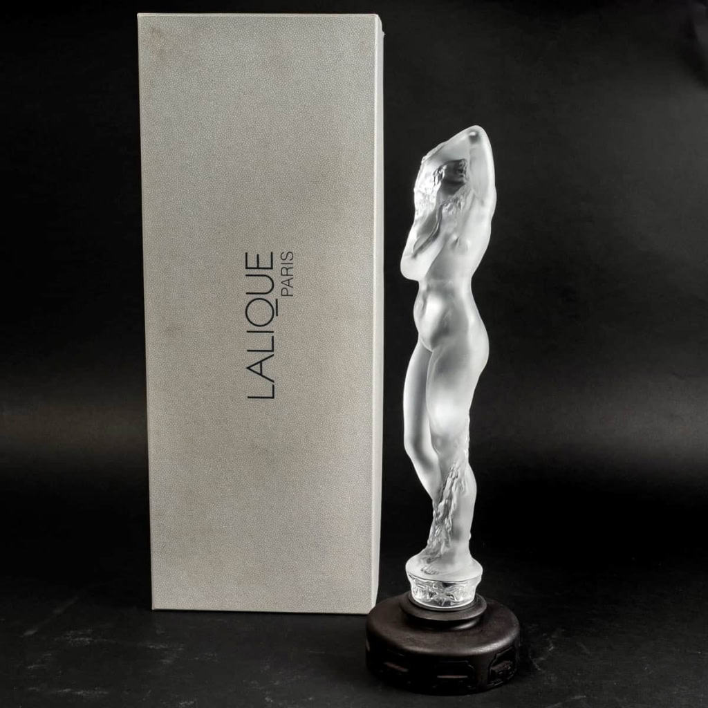 Statuette « Grande Nue Lierre » cristal blanc de LALIQUE FRANCE d’après un modèle de René LALIQUE | Biron Statuette "Grande Nue Lierre" cristal blanc de LALIQUE FRANCE d'après un modèle de René LALIQUE