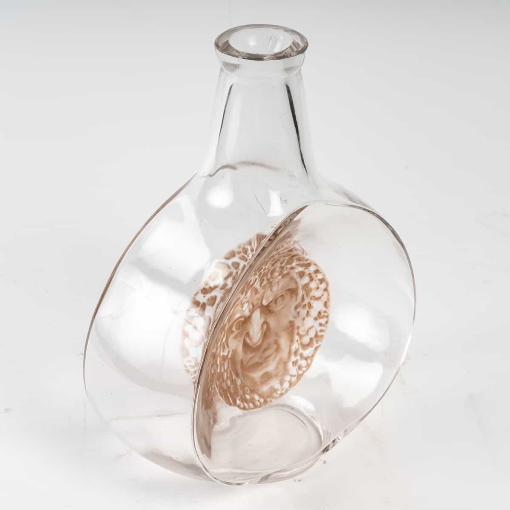 Carafe « Masques » verre blanc patiné sépia de René LALIQUE | Biron Carafe "Masques" verre blanc patiné sépia de René LALIQUE