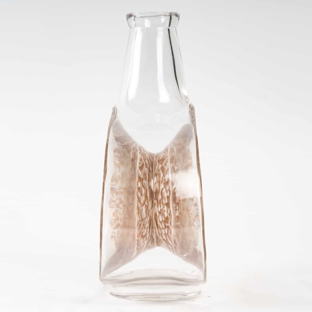 Carafe « Masques » verre blanc patiné sépia de René LALIQUE | Biron Carafe "Masques" verre blanc patiné sépia de René LALIQUE