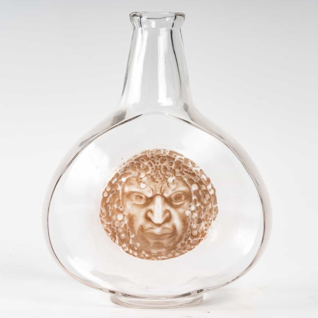 Carafe « Masques » verre blanc patiné sépia de René LALIQUE | Biron Carafe "Masques" verre blanc patiné sépia de René LALIQUE