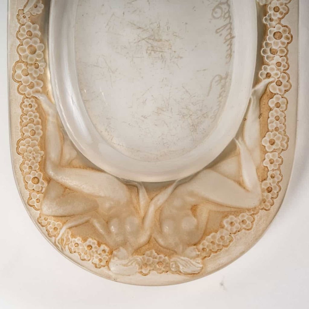 Cendrier « Médicis » verre blanc patiné sépia de René LALIQUE | Biron Cendrier "Médicis" verre blanc patiné sépia de René LALIQUE