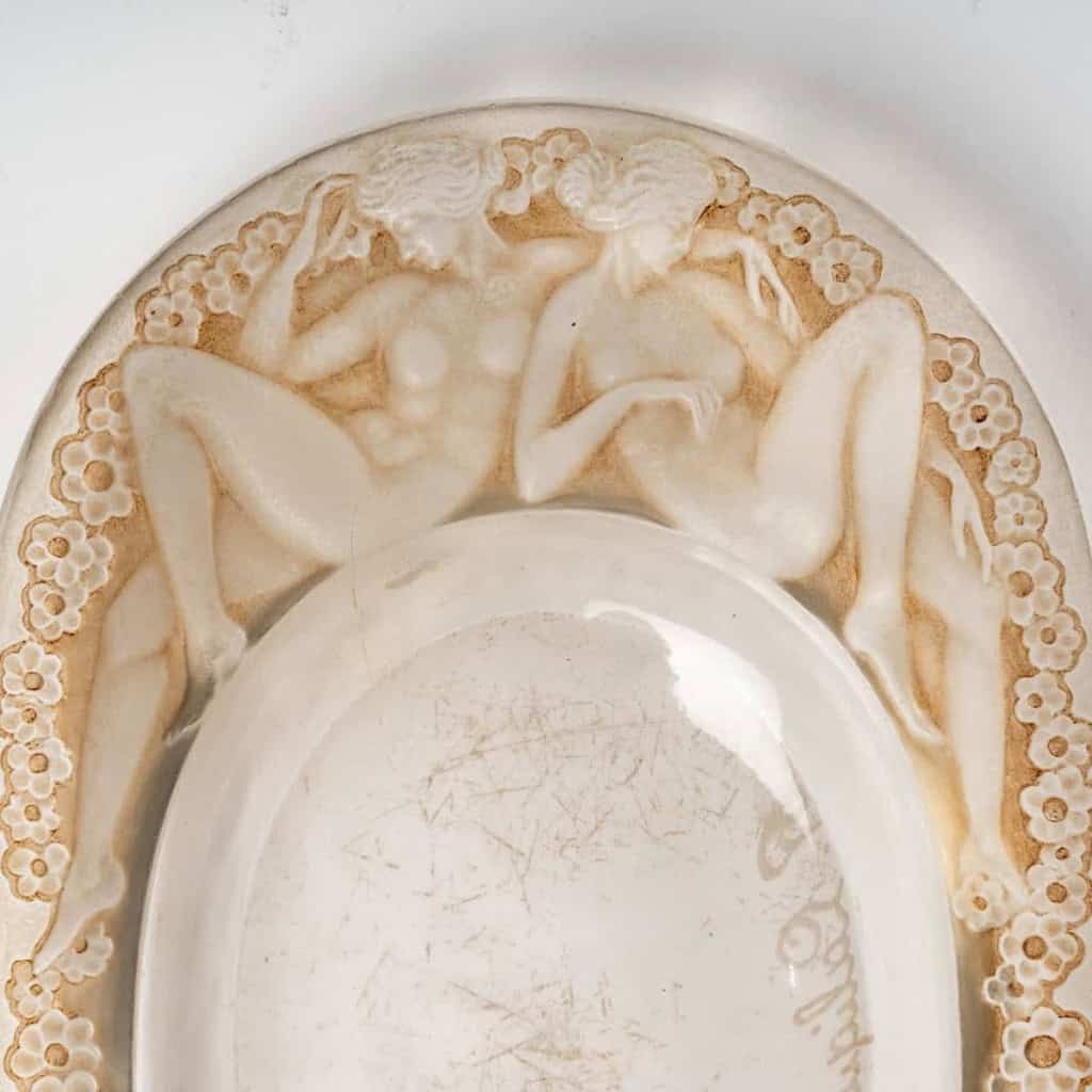 Cendrier « Médicis » verre blanc patiné sépia de René LALIQUE | Biron Cendrier "Médicis" verre blanc patiné sépia de René LALIQUE
