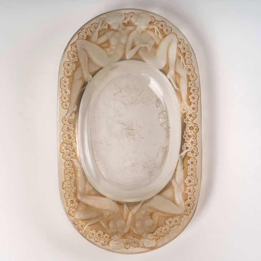 Cendrier « Médicis » verre blanc patiné sépia de René LALIQUE | Biron Cendrier "Médicis" verre blanc patiné sépia de René LALIQUE