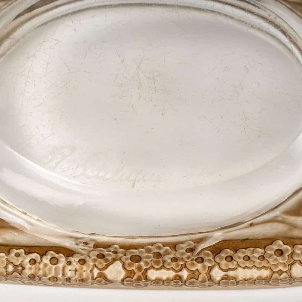 Cendrier « Médicis » verre blanc patiné sépia de René LALIQUE | Biron Cendrier "Médicis" verre blanc patiné sépia de René LALIQUE