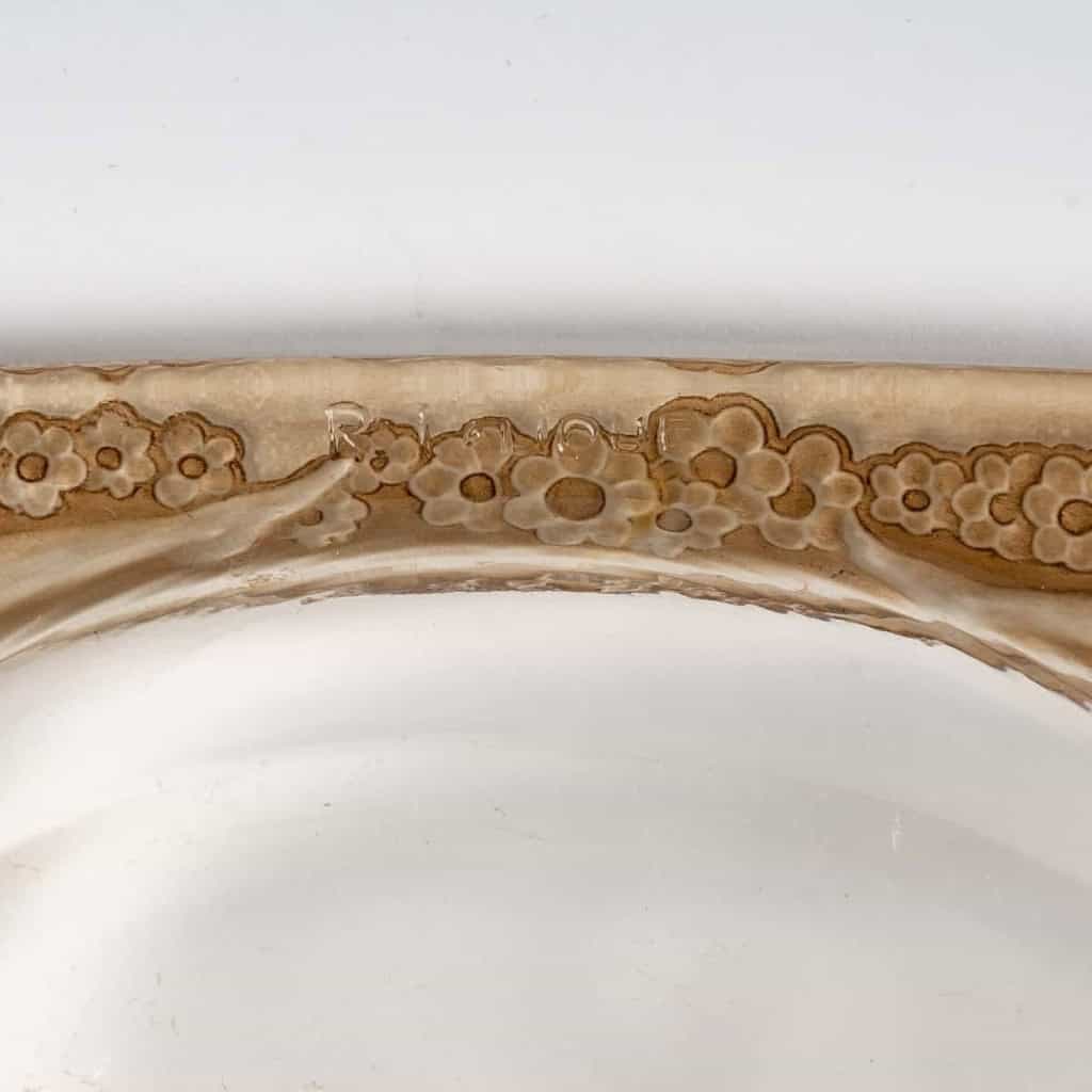 Cendrier « Médicis » verre blanc patiné sépia de René LALIQUE | Biron Cendrier "Médicis" verre blanc patiné sépia de René LALIQUE