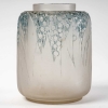 Vase « Muguet » verre blanc patiné bleu de René LALIQUE | Biron Vase "Muguet" verre blanc patiné bleu de René LALIQUE
