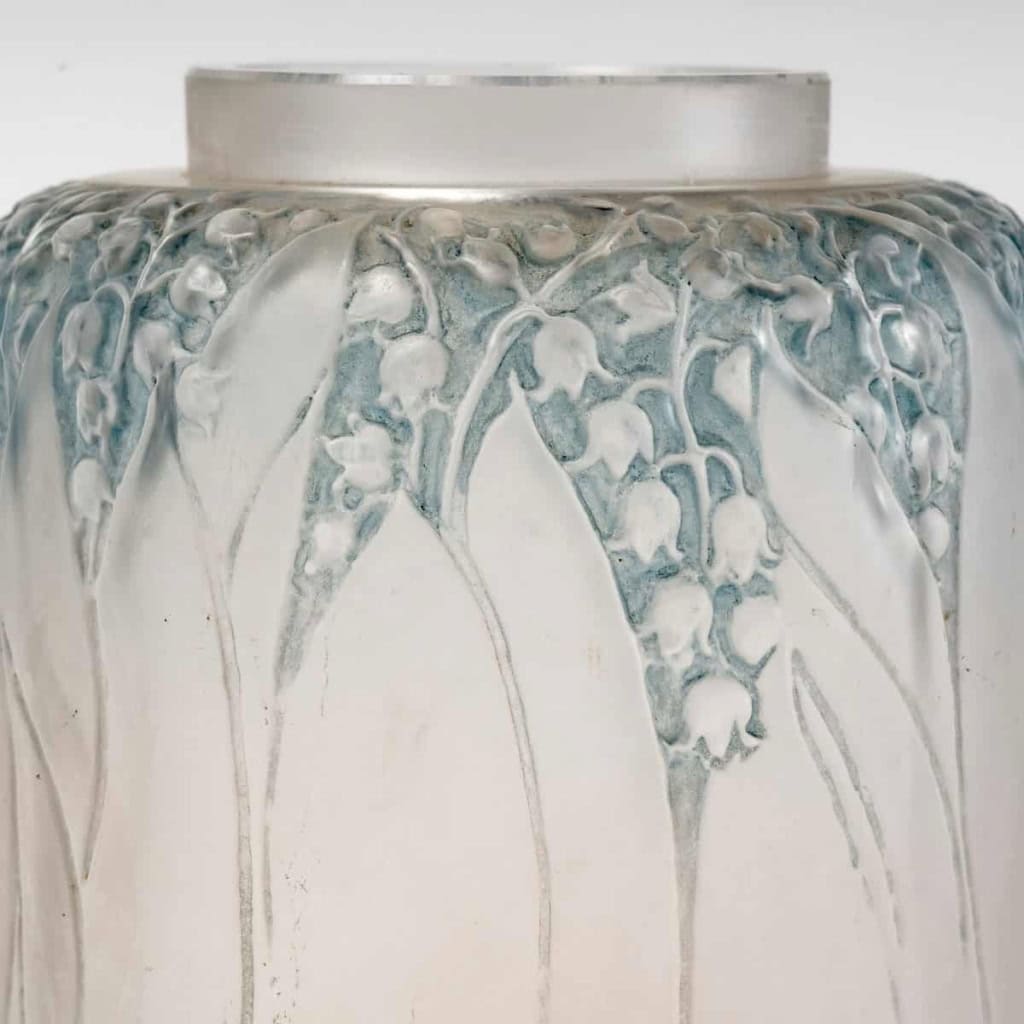 Vase « Muguet » verre blanc patiné bleu de René LALIQUE | Biron Vase "Muguet" verre blanc patiné bleu de René LALIQUE