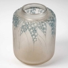 Vase « Muguet » verre blanc patiné bleu de René LALIQUE | Biron Vase "Muguet" verre blanc patiné bleu de René LALIQUE