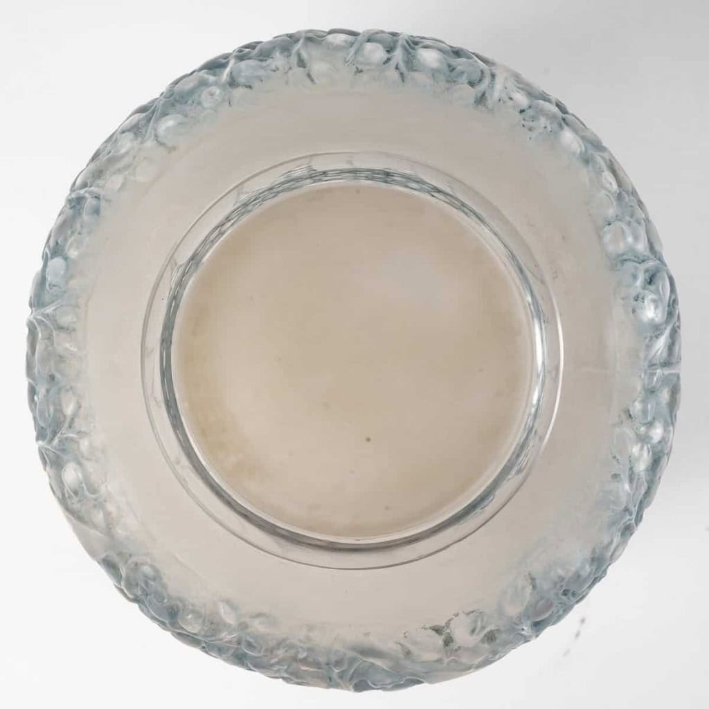 Vase « Muguet » verre blanc patiné bleu de René LALIQUE | Biron Vase "Muguet" verre blanc patiné bleu de René LALIQUE